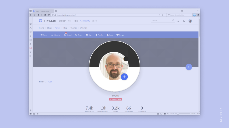 Vivaldi チームメンバーの Ruari のフォーラムプロフィールが Vivaldi ブラウザで開かれています。彼のプロフィール画像とフォローボタンがズームインされています。