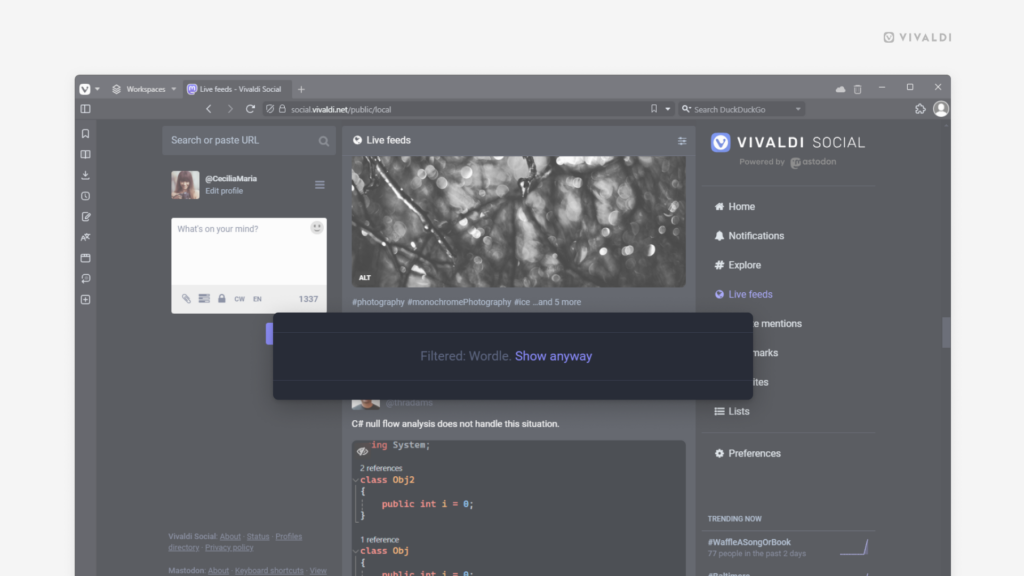 Vivaldi ブラウザウィンドウで Vivaldi Social が開いていて、フィルターされた投稿の警告がハイライトされている状態