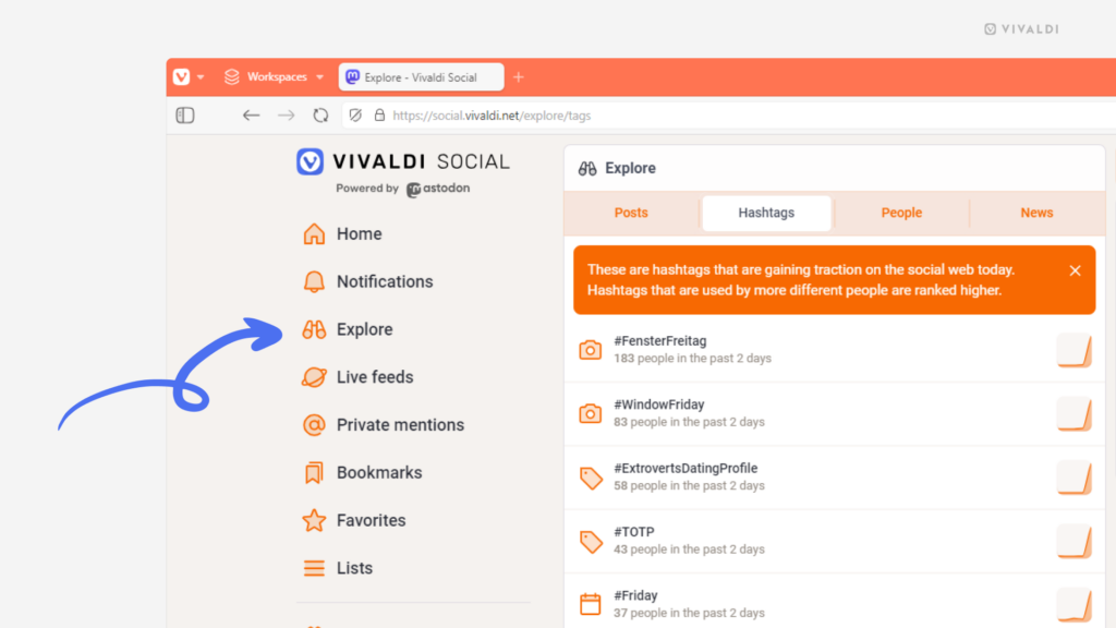 Vivaldi Social が Tangerine UI テーマで表示されている。探索するセクションでトレンドのハッシュタグが開いていて、矢印がメニューの「探索する」リンクを指している