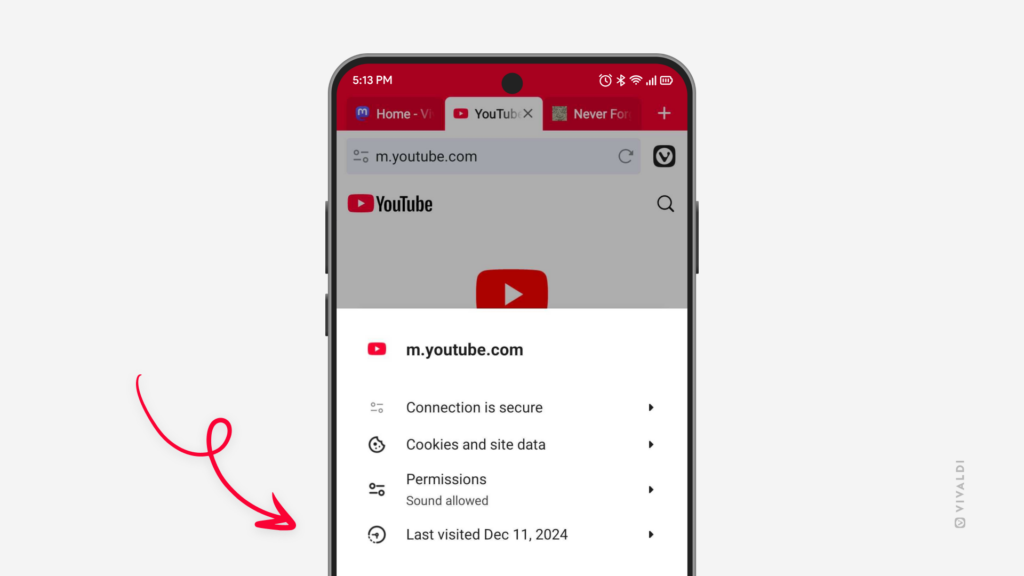 YouTube のサイト情報メニューが Vivaldi の Android 版で開かれており、矢印が最後に訪れた日時の情報を指しています。